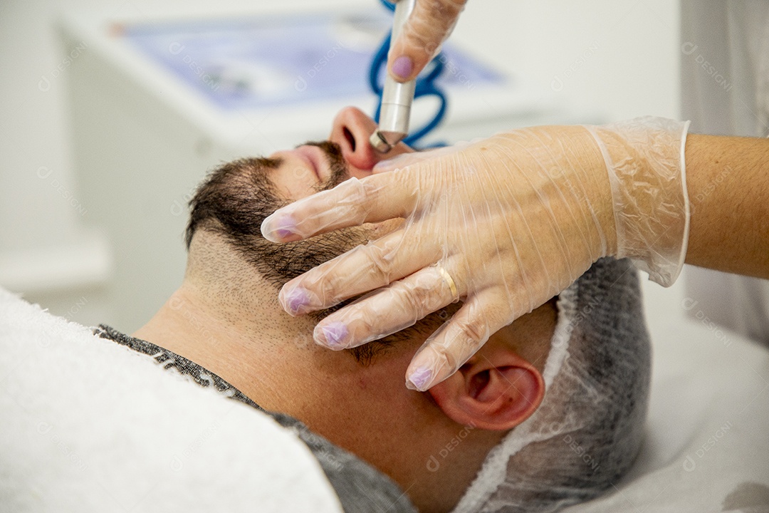 Homem jovem fazendo procedimentos estéticos