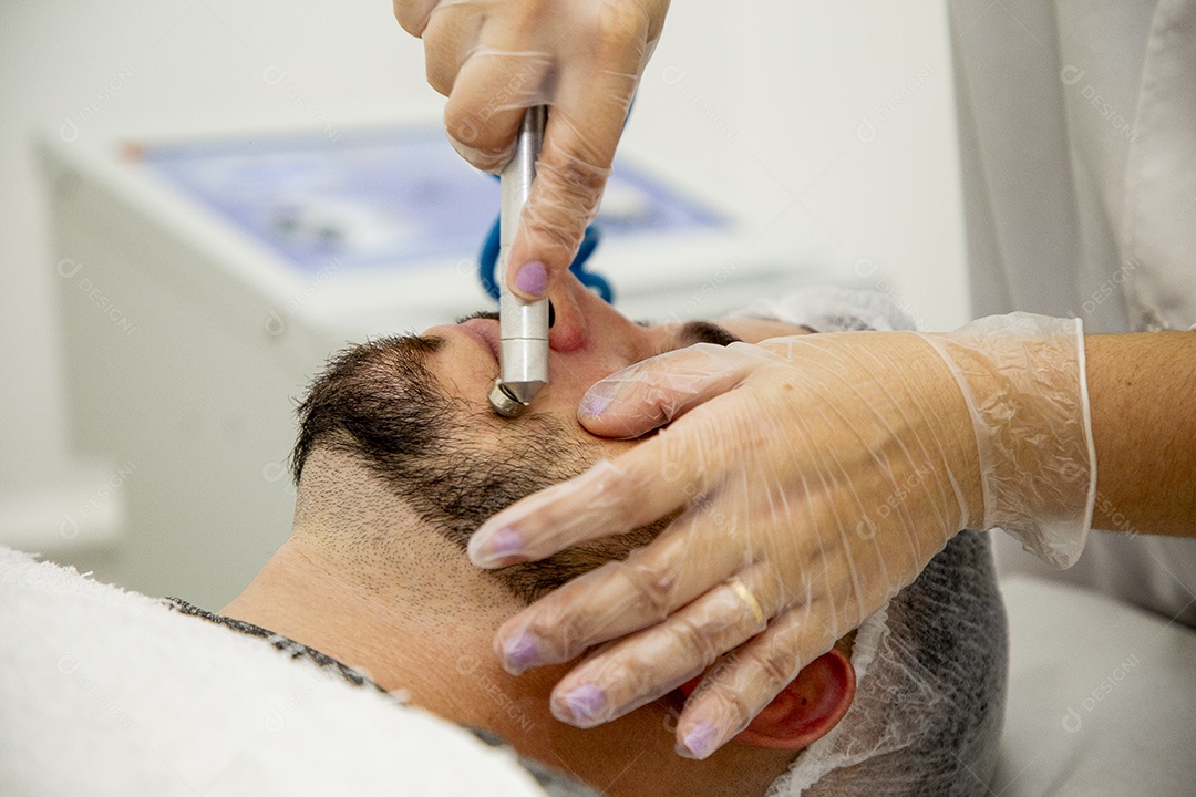 Homem jovem fazendo procedimentos estéticos