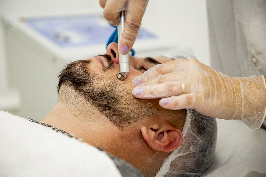 Homem jovem fazendo procedimentos estéticos