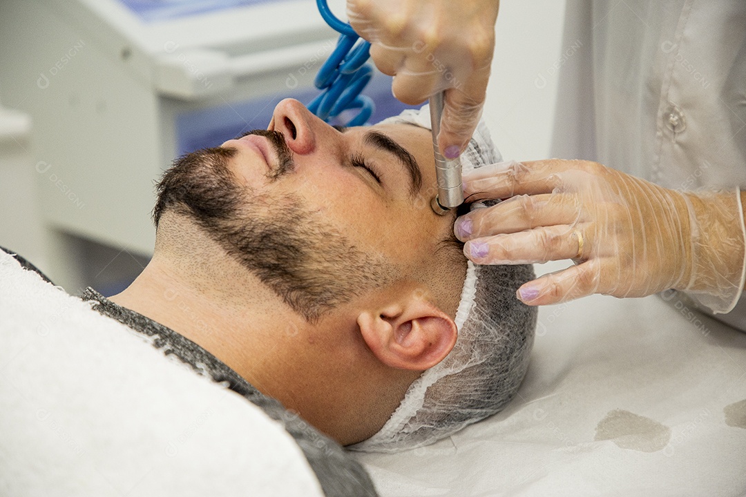 Homem jovem fazendo procedimentos estéticos