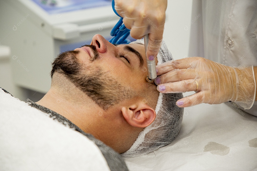 Homem jovem fazendo procedimentos estéticos