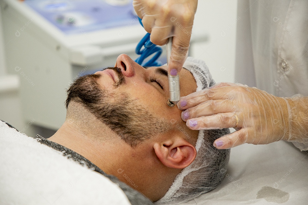 Homem jovem fazendo procedimentos estéticos