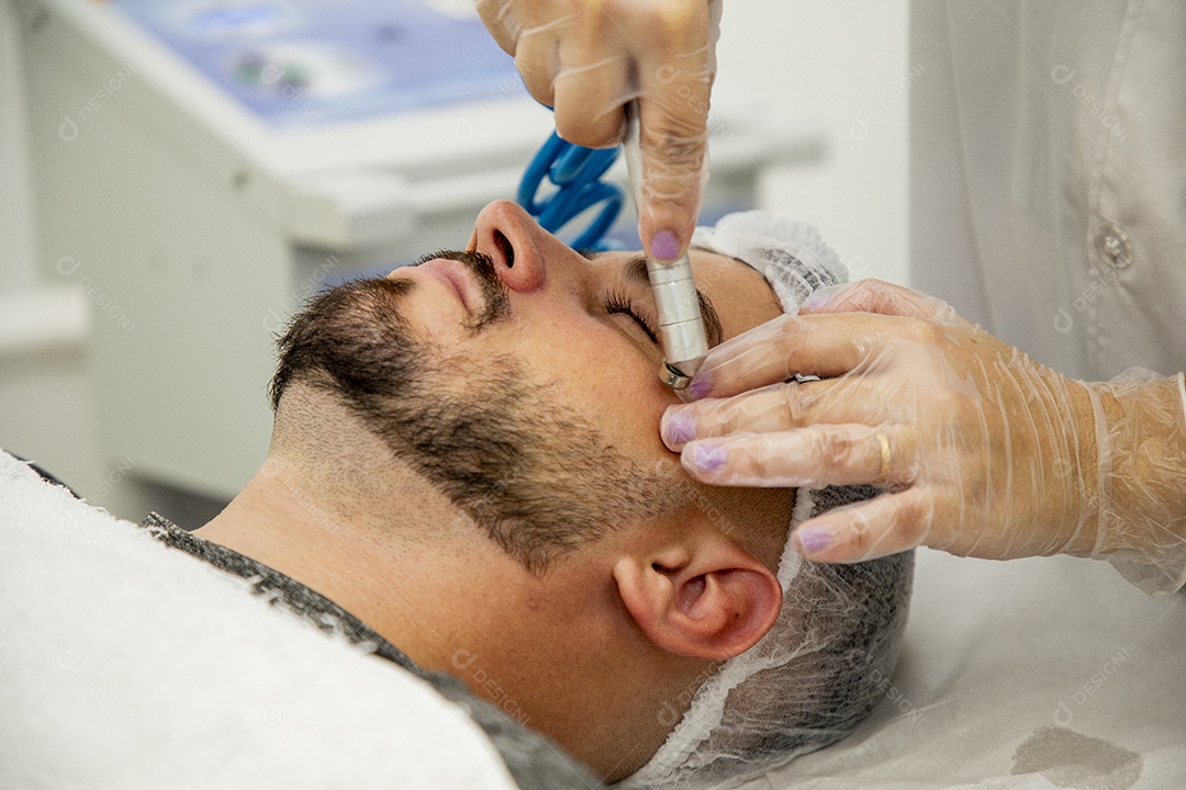 Homem jovem fazendo procedimentos estéticos