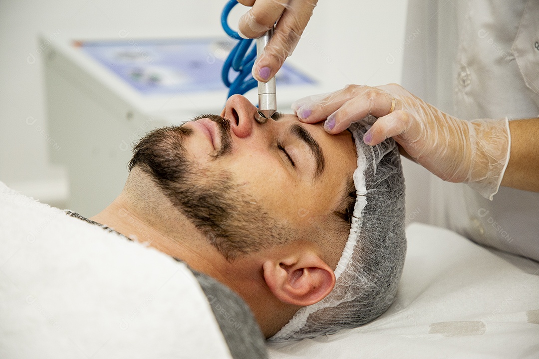 Homem jovem fazendo procedimentos estéticos