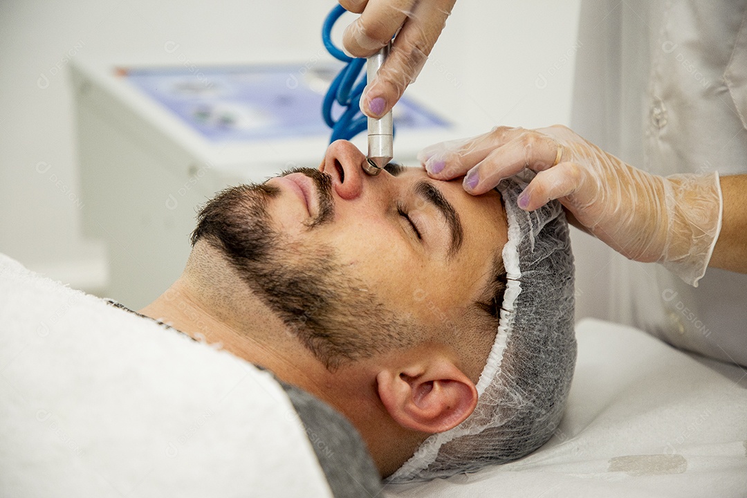 Homem jovem fazendo procedimentos estéticos