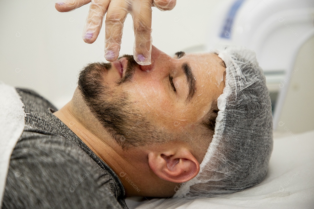 Homem jovem fazendo procedimentos estéticos