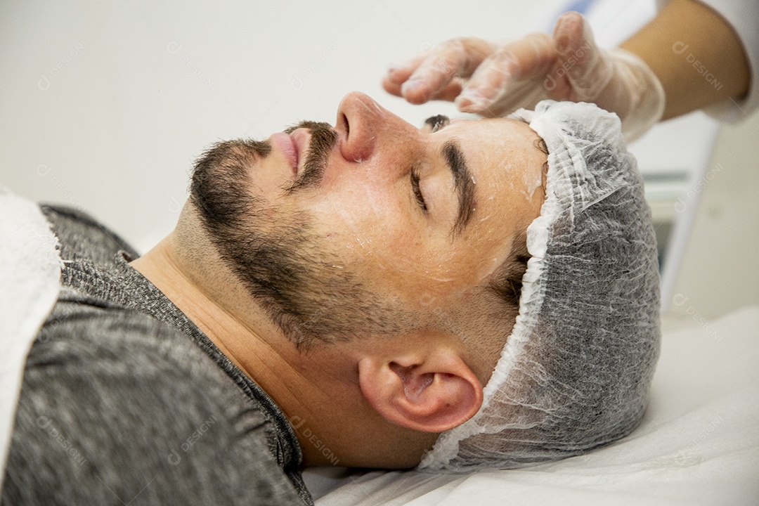 Homem jovem fazendo procedimentos estéticos