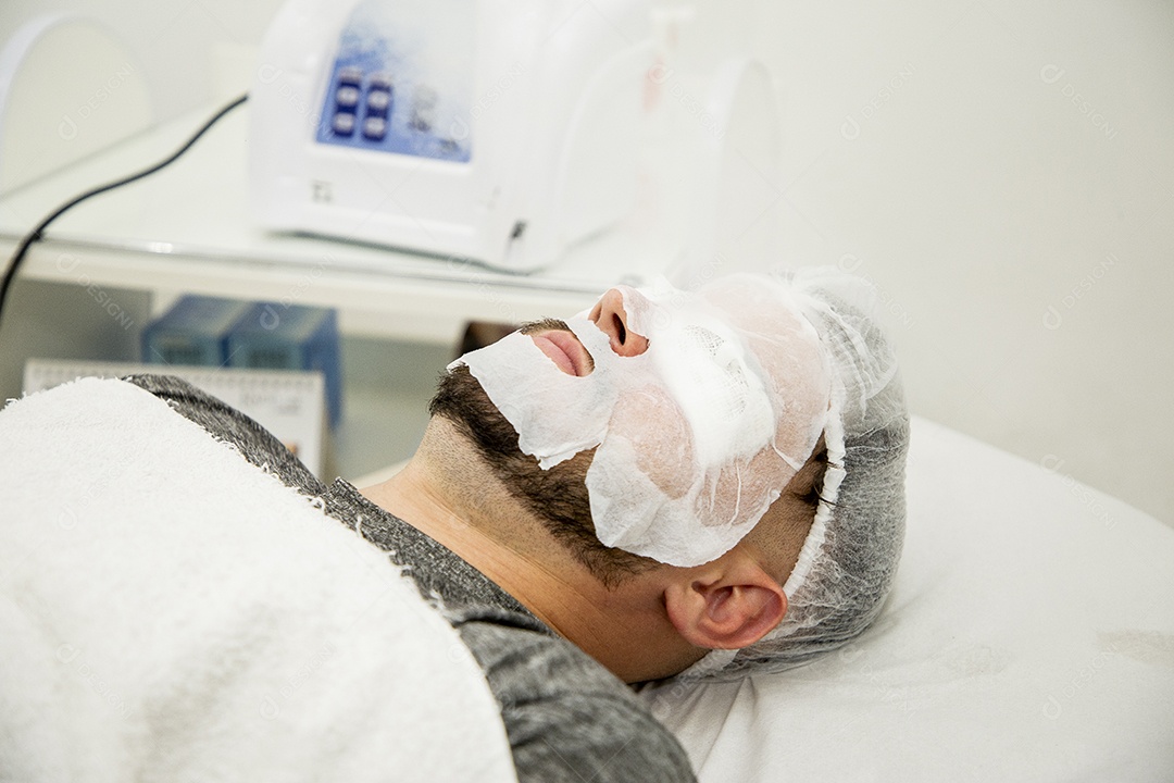 Homem jovem fazendo procedimentos estéticos