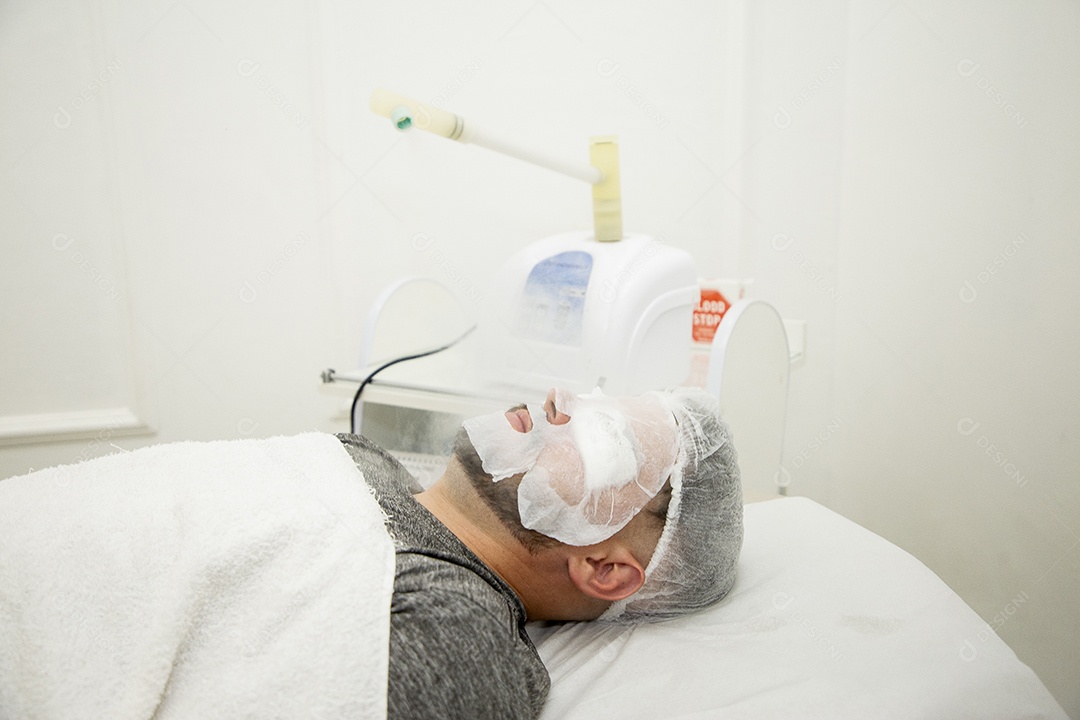 Homem jovem fazendo procedimentos estéticos