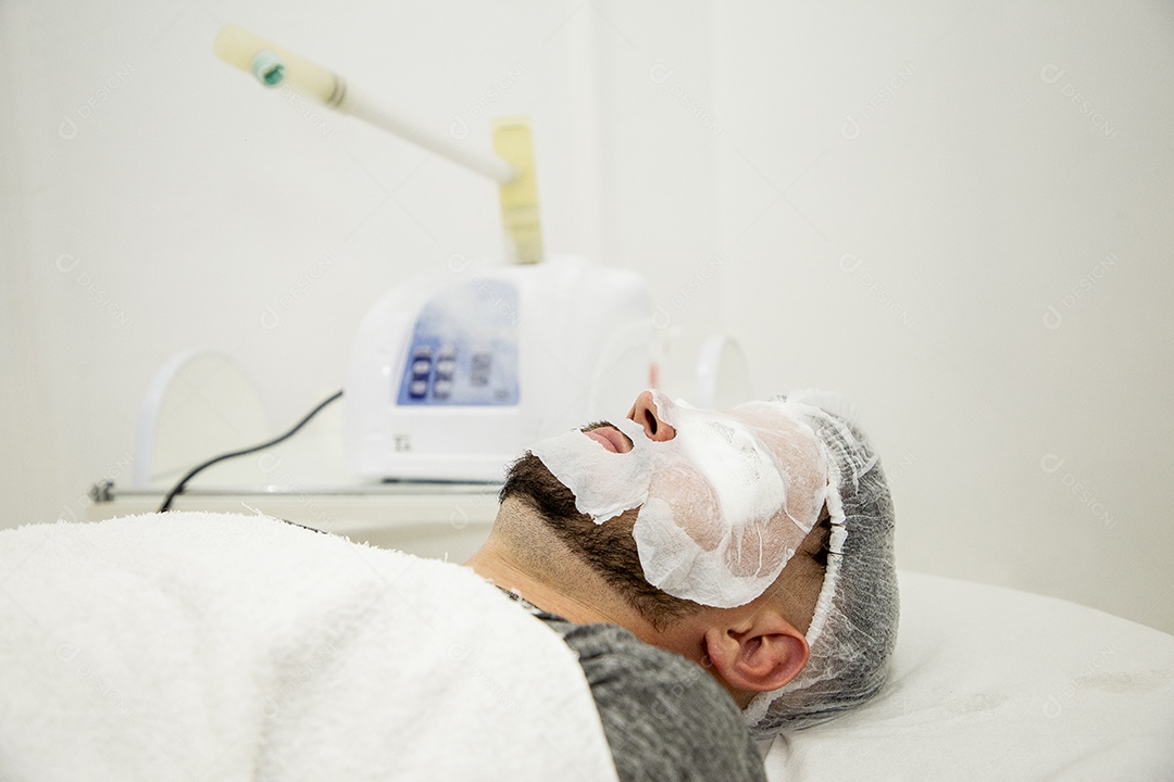 Homem jovem fazendo procedimentos estéticos