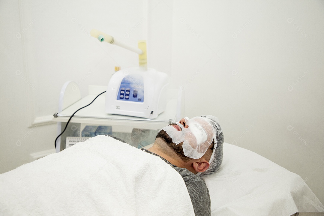 Homem jovem fazendo procedimentos estéticos