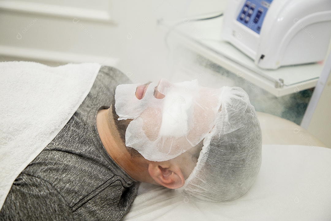 Homem jovem fazendo procedimentos estéticos