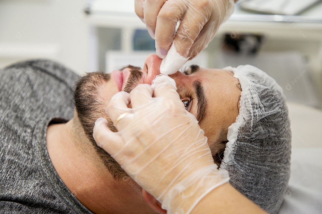 Homem jovem fazendo procedimentos estéticos