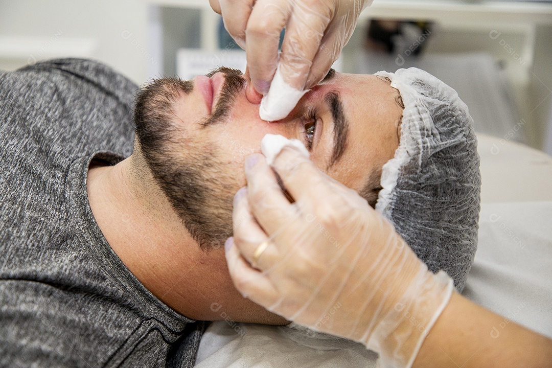Homem jovem fazendo procedimentos estéticos