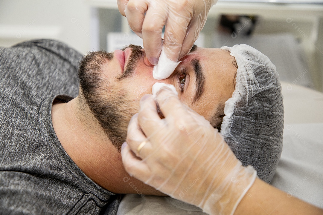 Homem jovem fazendo procedimentos estéticos