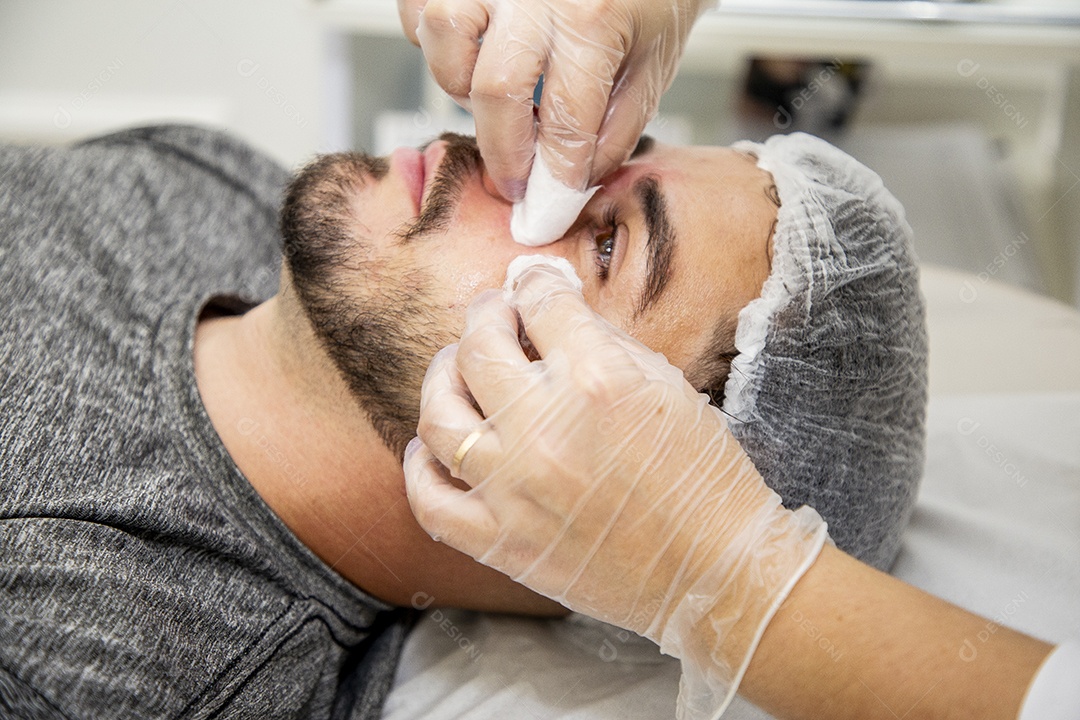 Homem jovem fazendo procedimentos estéticos
