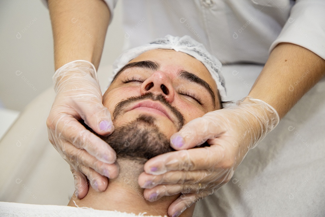 Homem jovem fazendo procedimentos estéticos