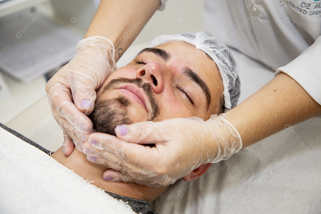Homem jovem fazendo procedimentos estéticos