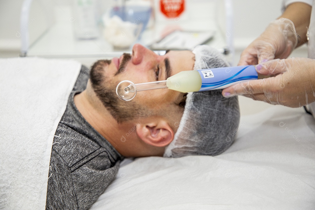 Homem jovem fazendo procedimentos estéticos