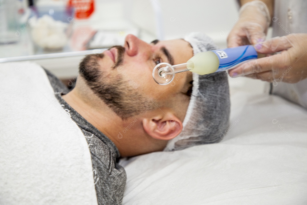 Homem jovem fazendo procedimentos estéticos