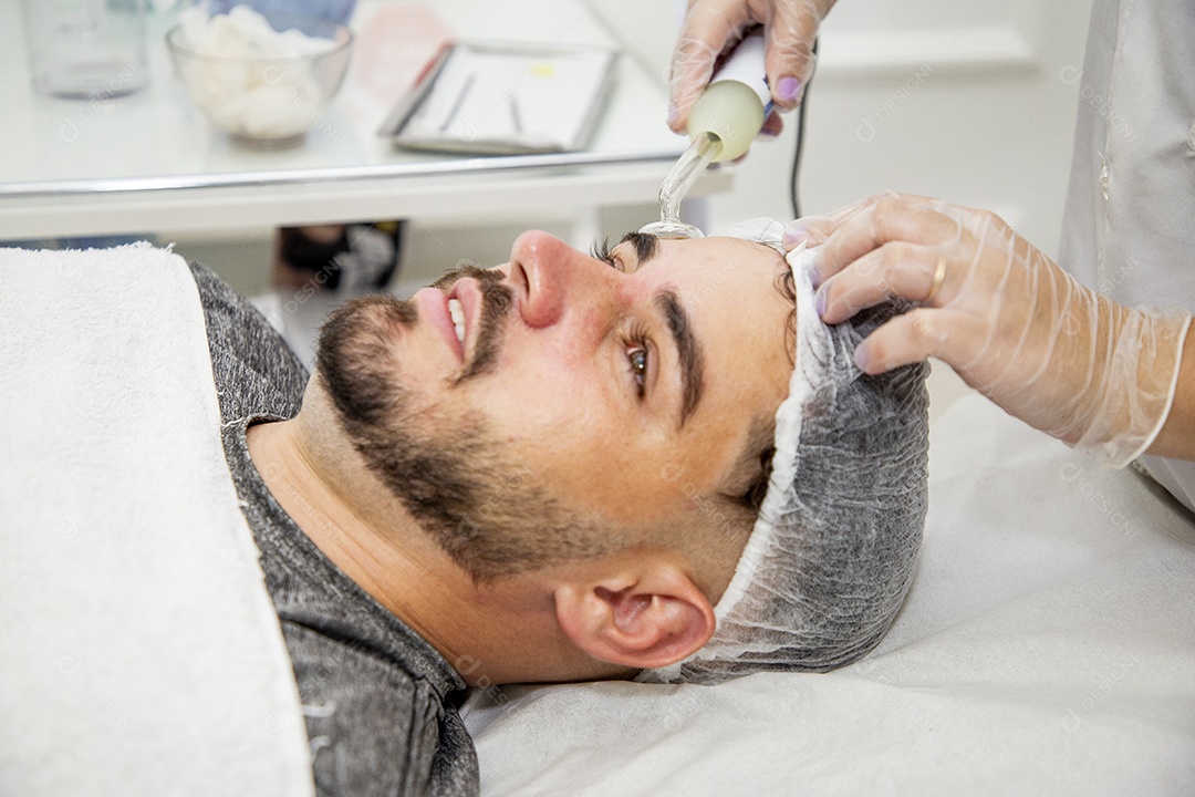 Homem jovem fazendo procedimentos estéticos