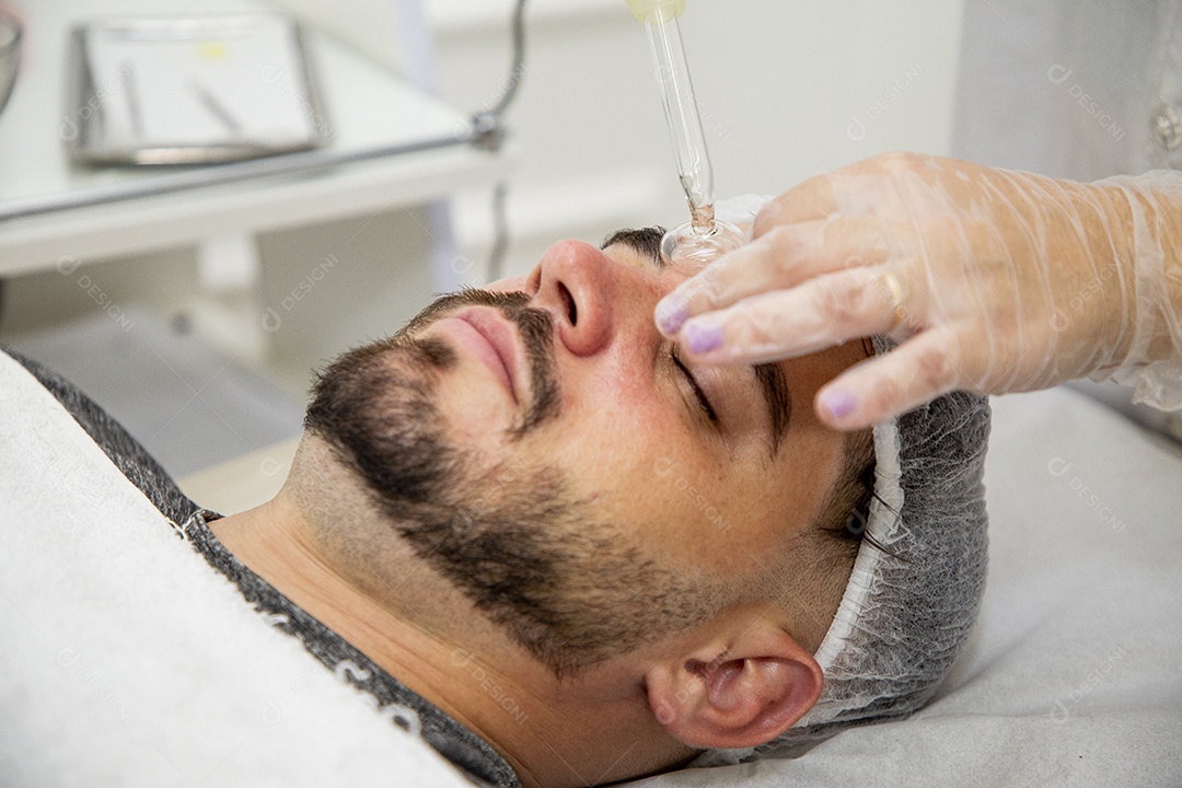 Homem jovem fazendo procedimentos estéticos