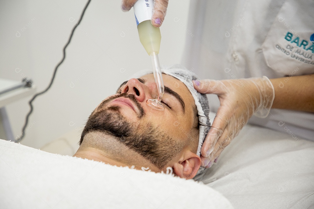 Homem jovem fazendo procedimentos estéticos