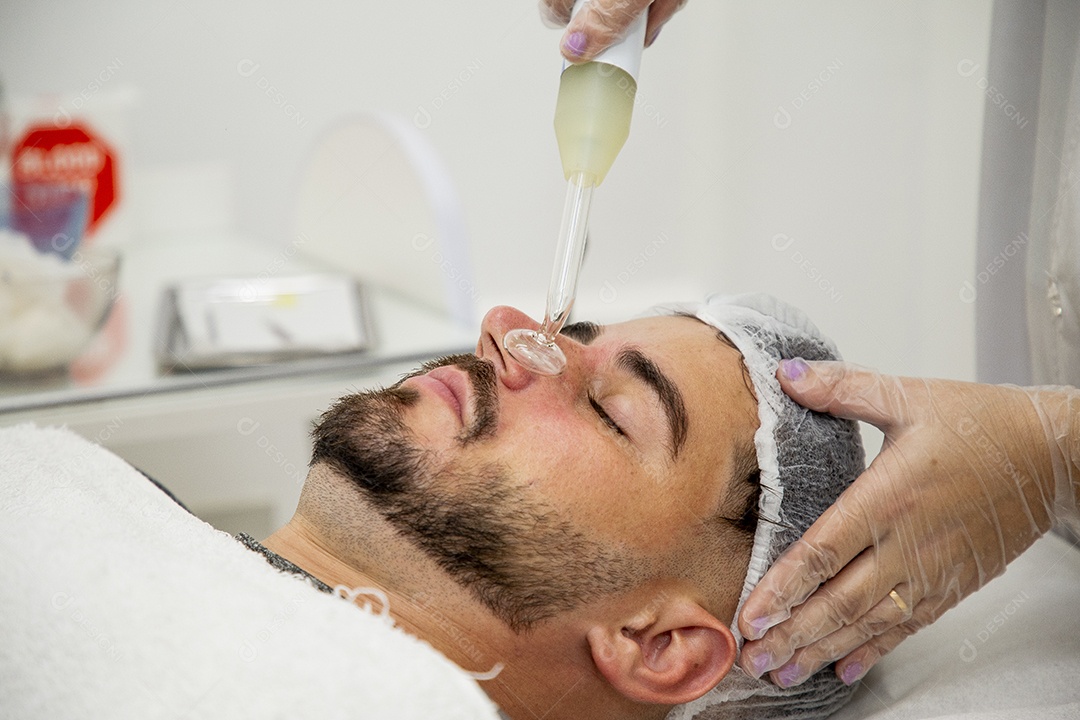 Homem jovem fazendo procedimentos estéticos