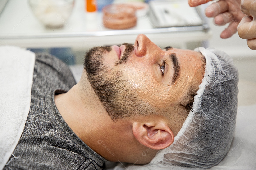 Homem jovem fazendo procedimentos estéticos