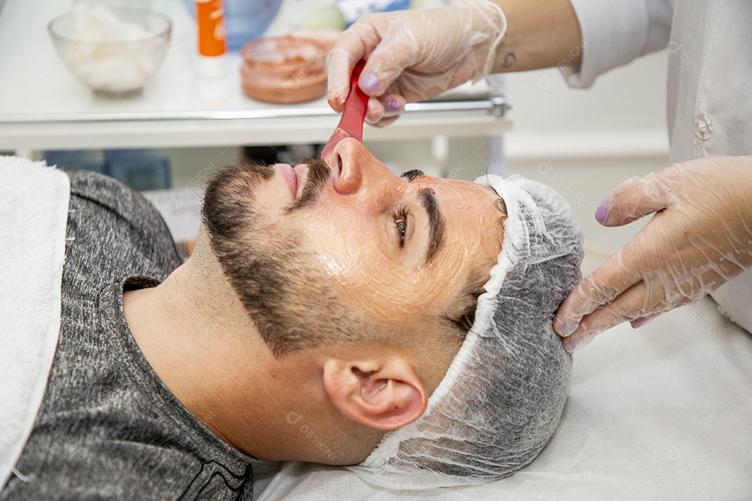 Homem jovem fazendo procedimentos estéticos