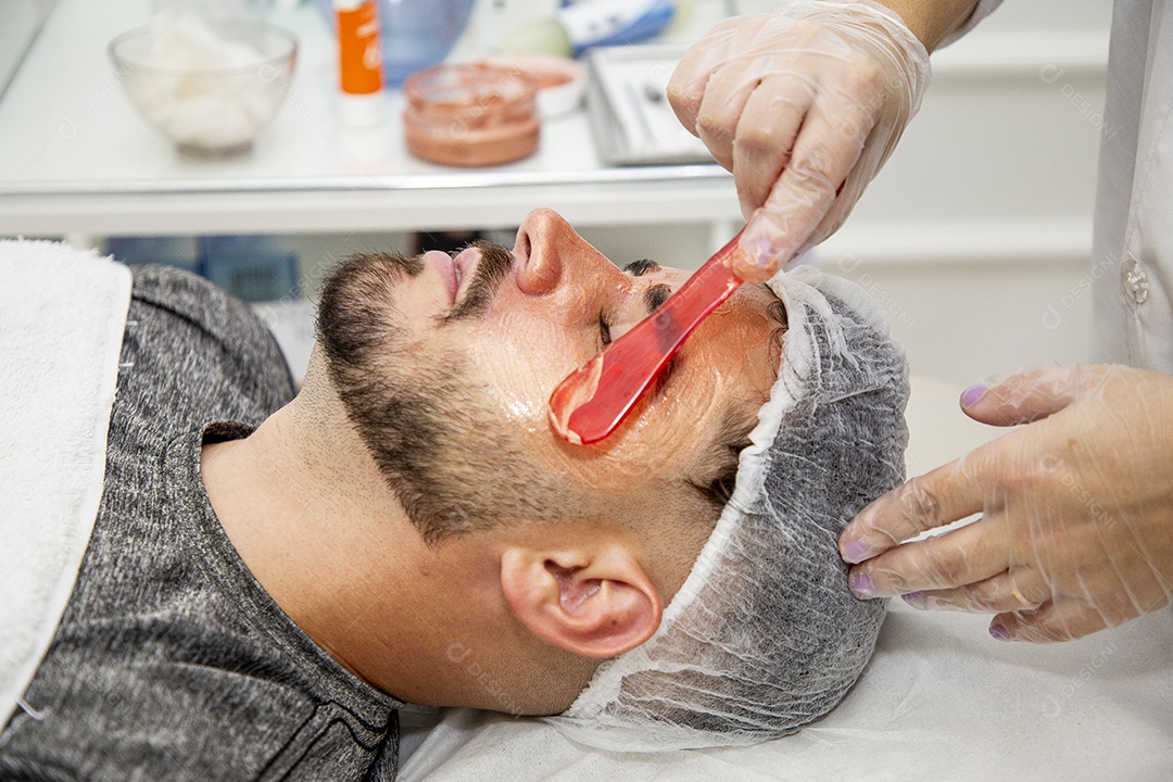 Homem jovem fazendo procedimentos estéticos