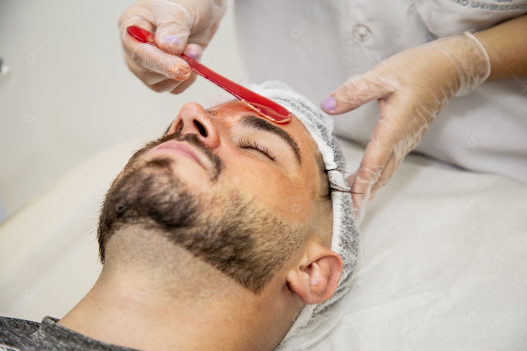 Homem jovem fazendo procedimentos estéticos