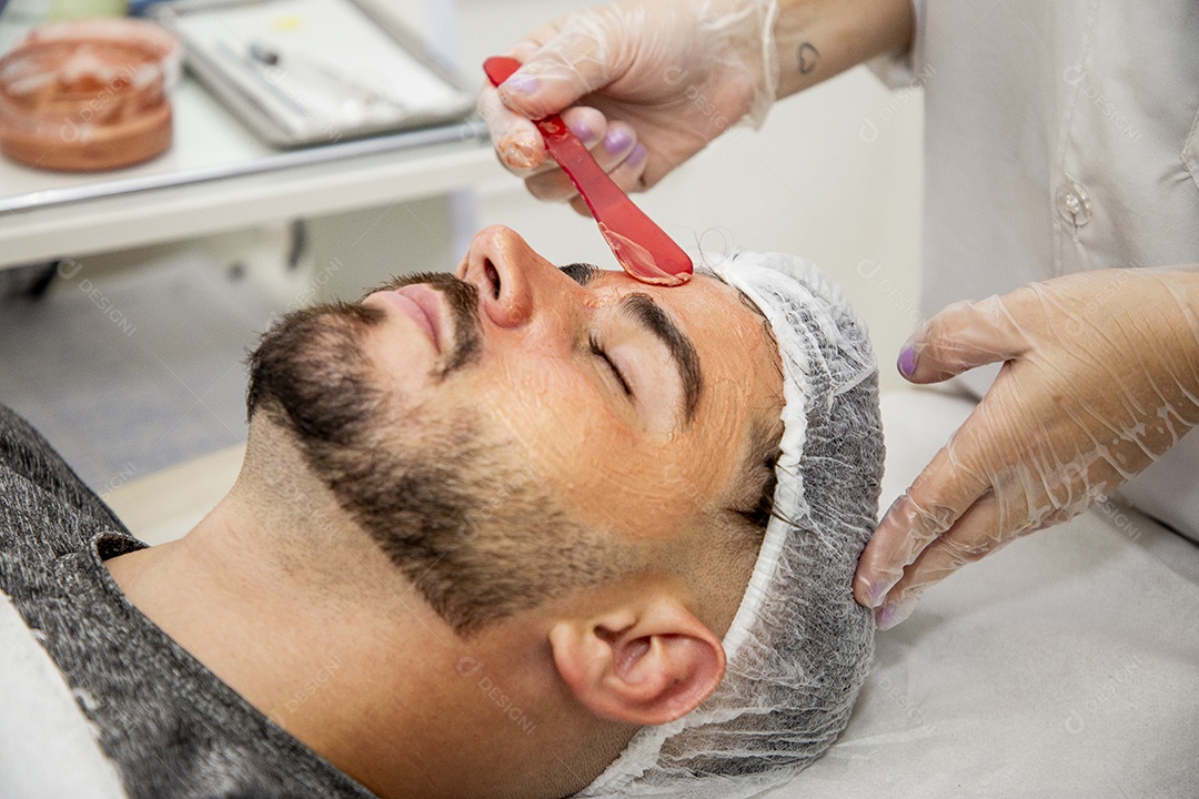 Homem jovem fazendo procedimentos estéticos