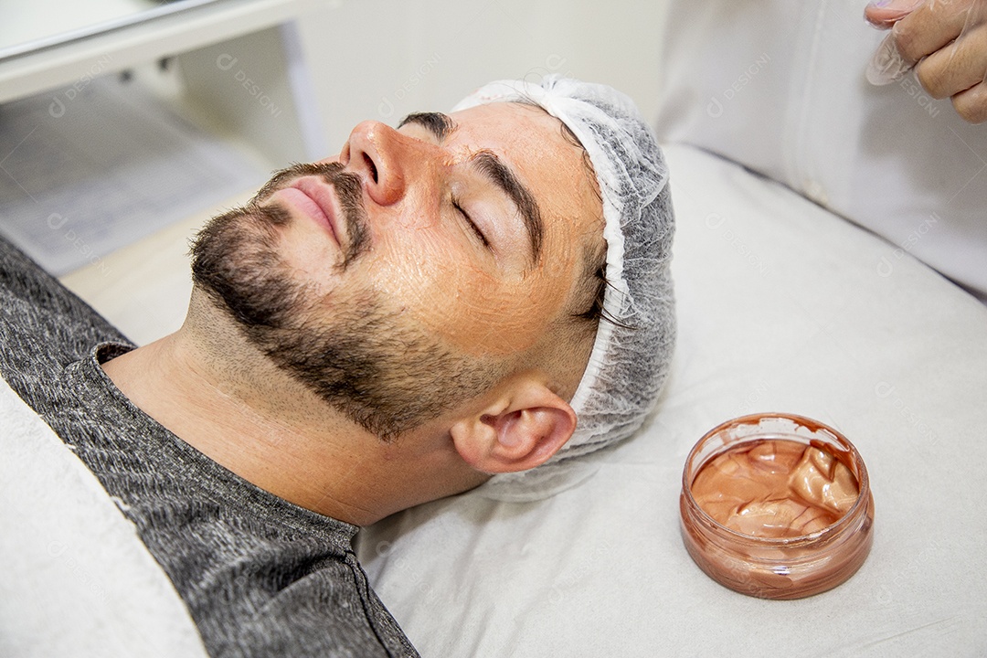 Homem jovem fazendo procedimentos estéticos