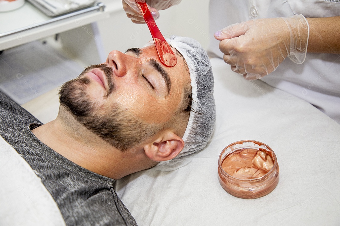 Homem jovem fazendo procedimentos estéticos
