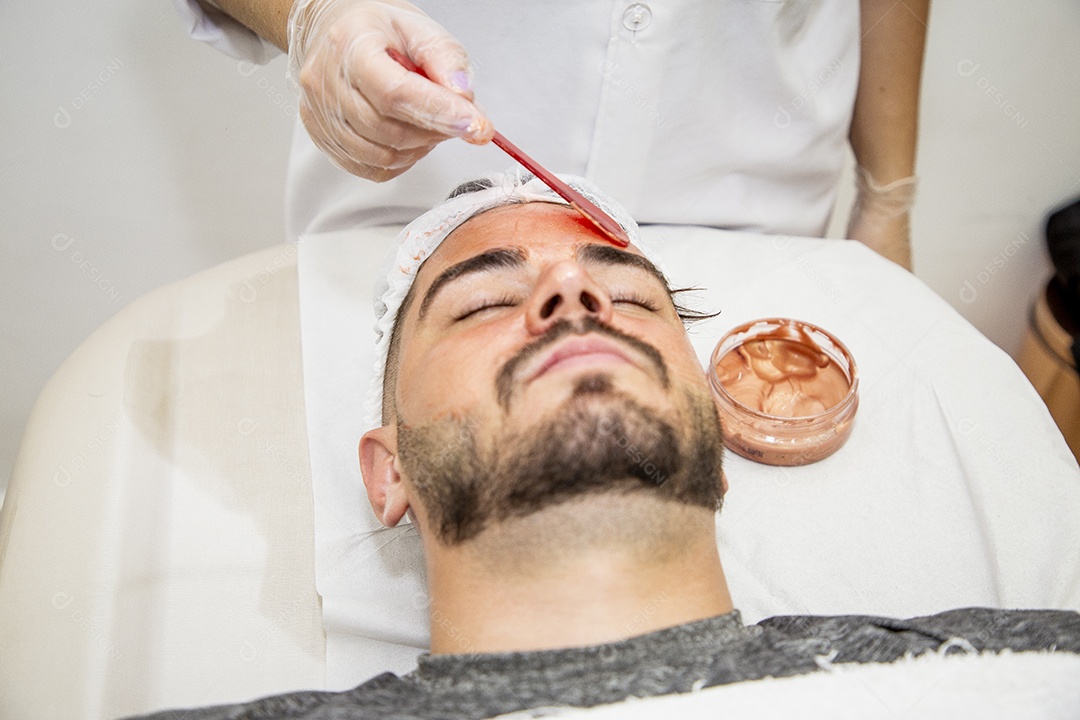 Homem jovem fazendo procedimentos estéticos