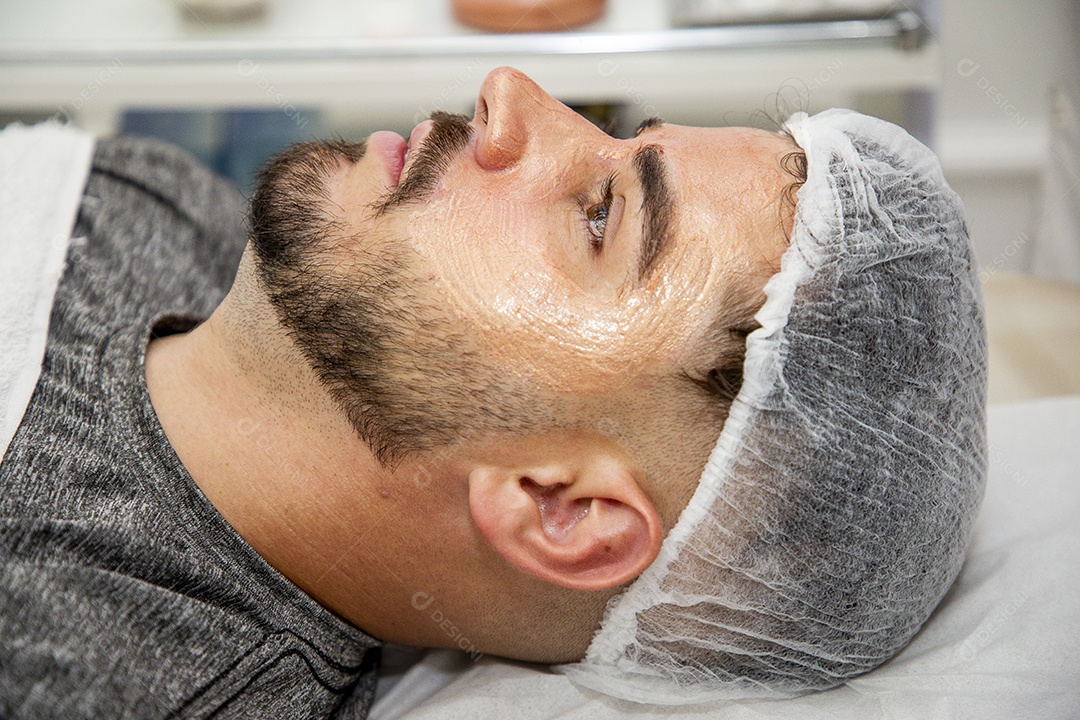 Homem jovem fazendo procedimentos estéticos