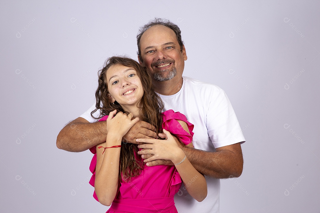 Linda garota ao lado de seu pai sobre fundo isolado