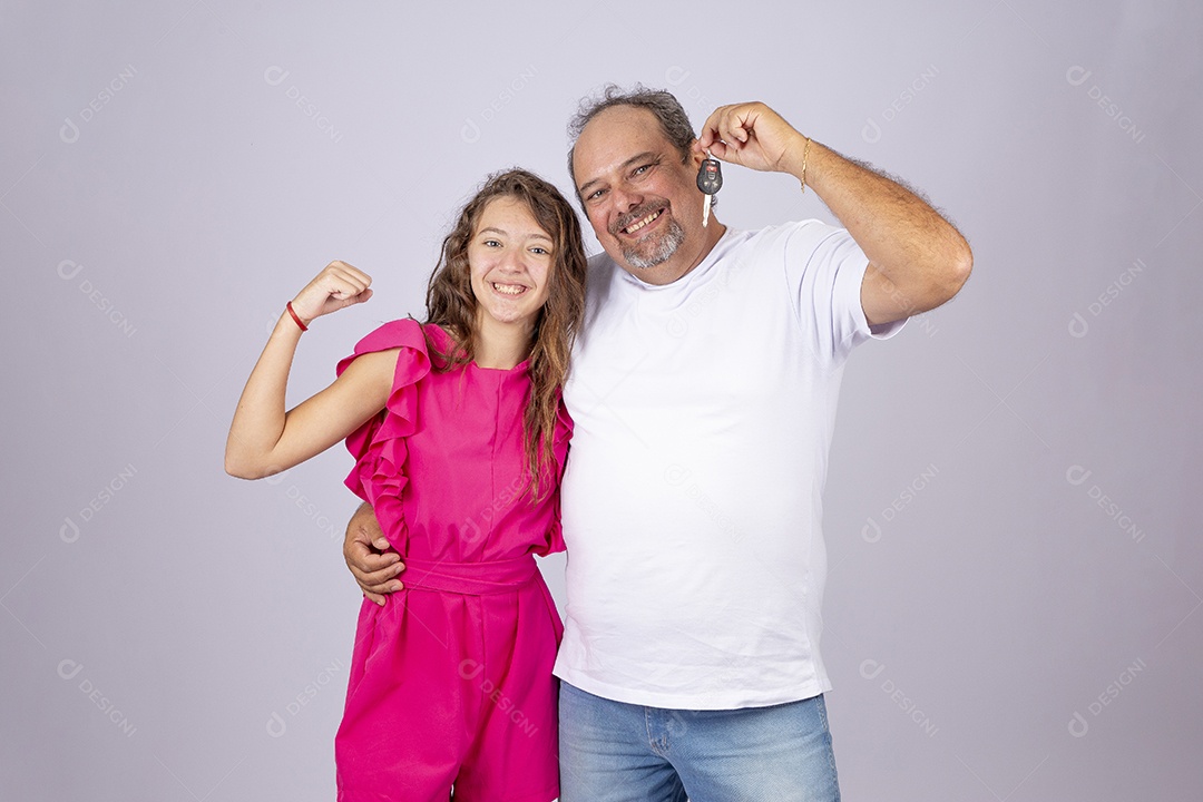 Linda garota ao lado de seu pai sobre fundo isolado