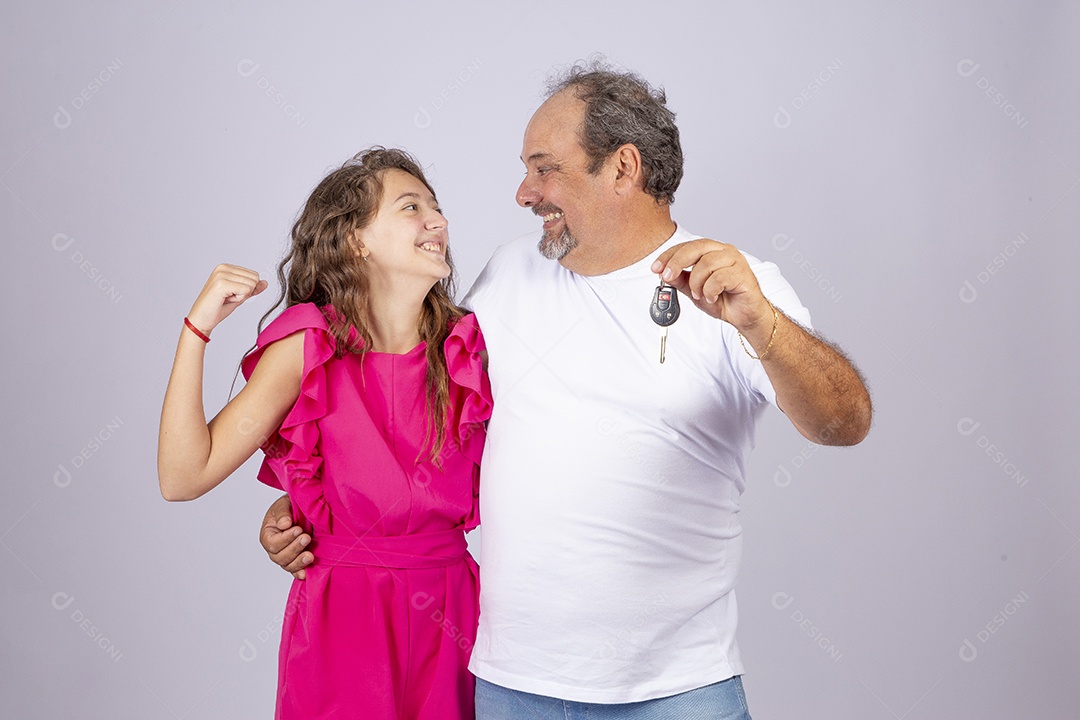 Linda garota ao lado de seu pai sobre fundo isolado
