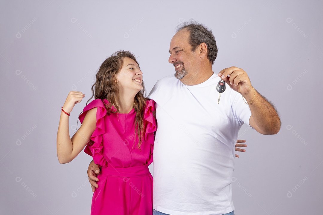 Linda garota ao lado de seu pai sobre fundo isolado