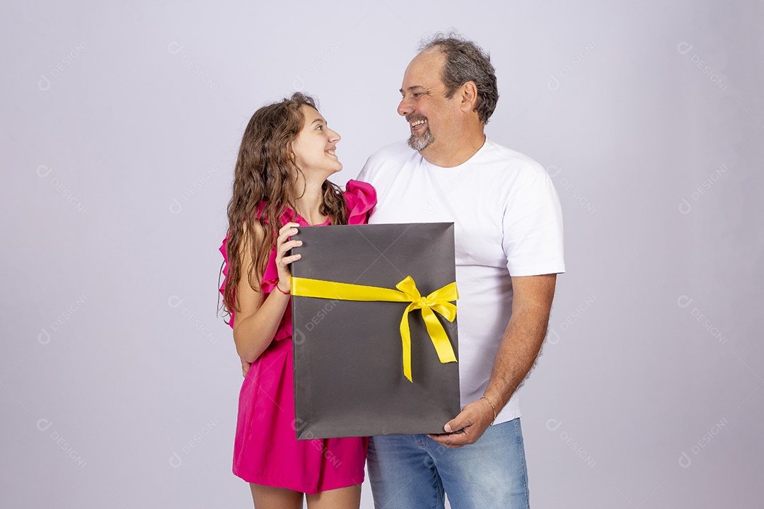 Linda garota presenteando seu pai sobre fundo isolado