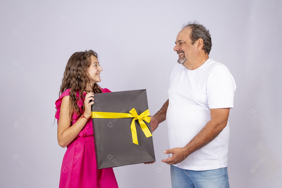 Linda garota presenteando seu pai sobre fundo isolado