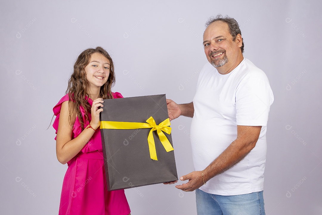 Linda garota presenteando seu pai sobre fundo isolado