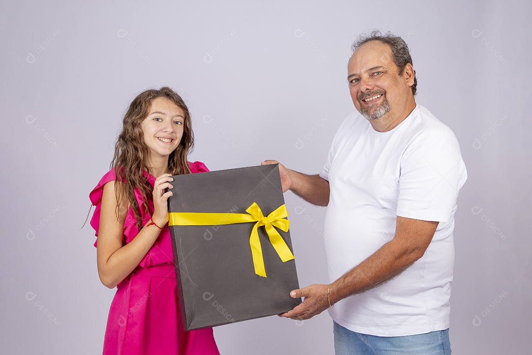 Linda garota presenteando seu pai sobre fundo isolado