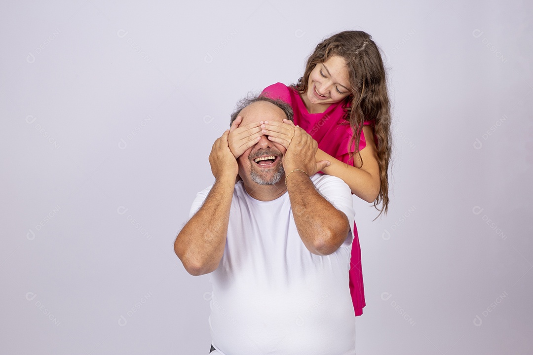 Linda garota ao lado de seu pai sobre fundo isolado