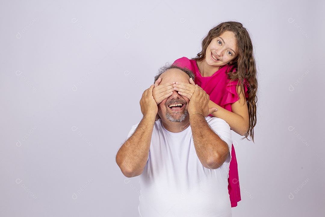 Linda garota ao lado de seu pai sobre fundo isolado
