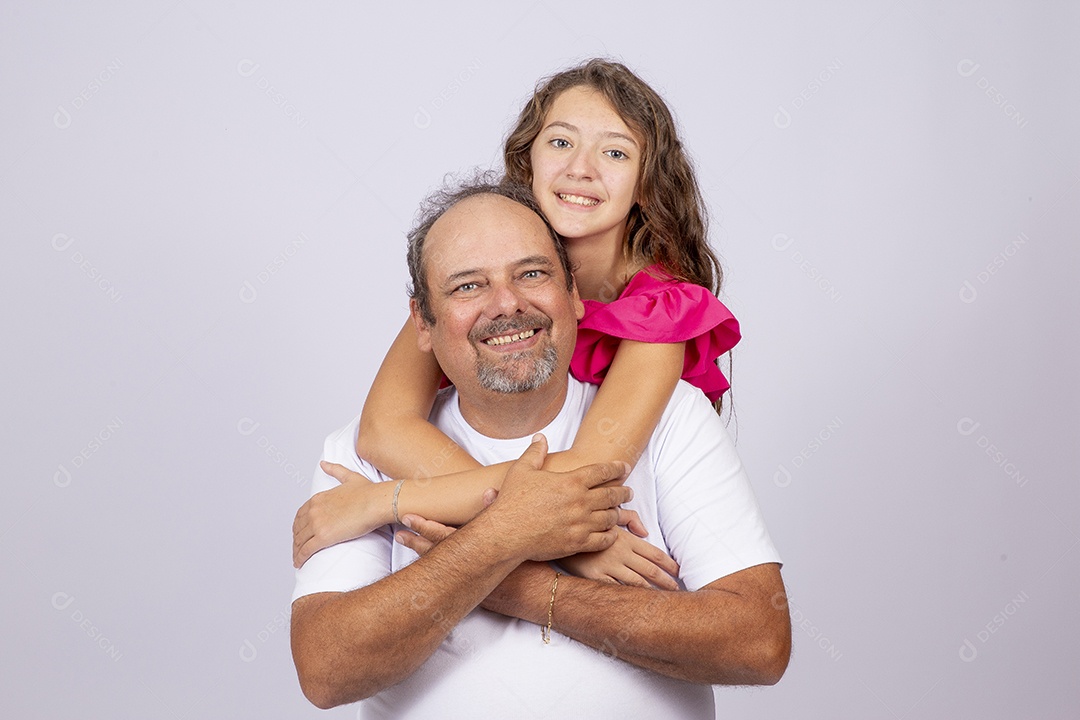 Linda garota ao lado de seu pai sobre fundo isolado