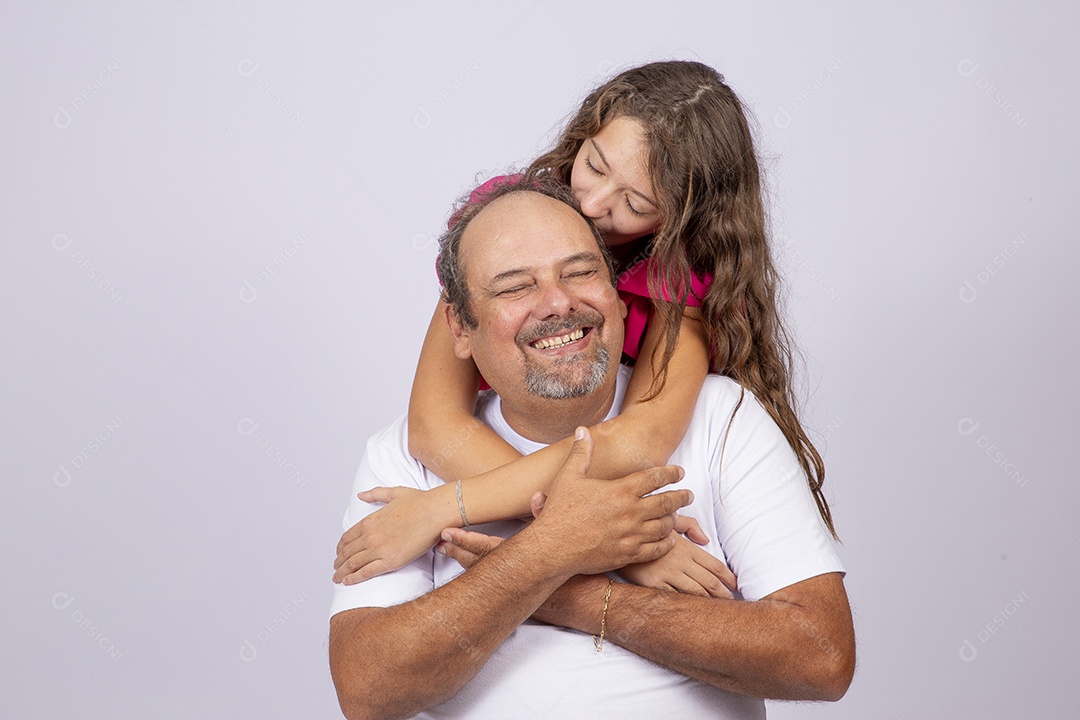 Linda garota ao lado de seu pai sobre fundo isolado