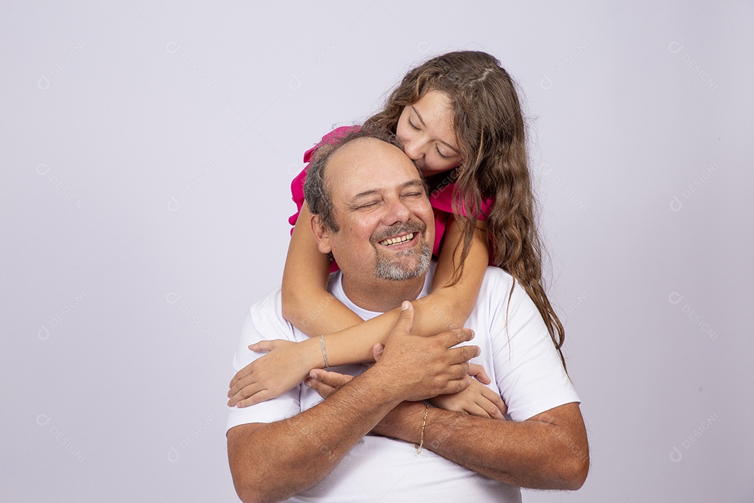 Linda garota ao lado de seu pai sobre fundo isolado